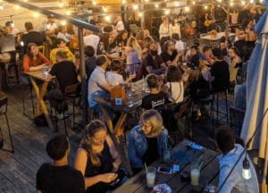 Terrasse de l'Amnésie de nuit pendant un concert